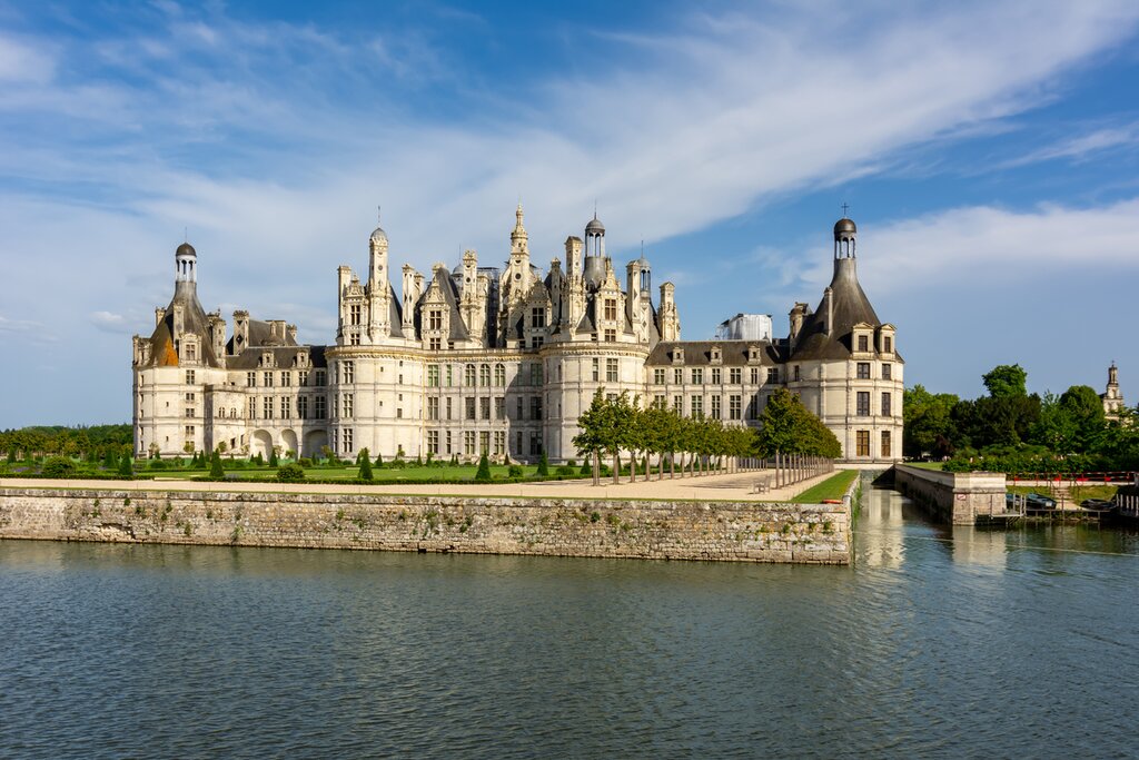A croissant and coffee on a table with the Eiffel Tower in the background